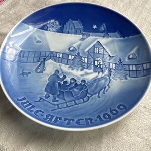 1969  Bing & Grondahl Christmas collector plate “ Arrival of Christmas Guests” 8